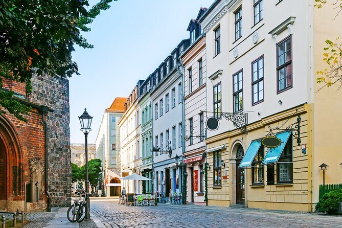 Love and War in Berlin: Self-Guided Story Puzzle Walk - Rathaus, Neptune Fountain, and the look of historic Berlin