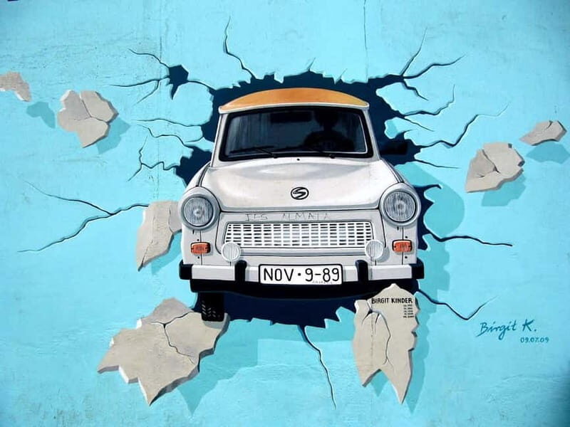 Private Alternative Berlin Tour -Murals, Graffiti and Squats - East Side Gallery: Wall graffiti as a long-running conversation