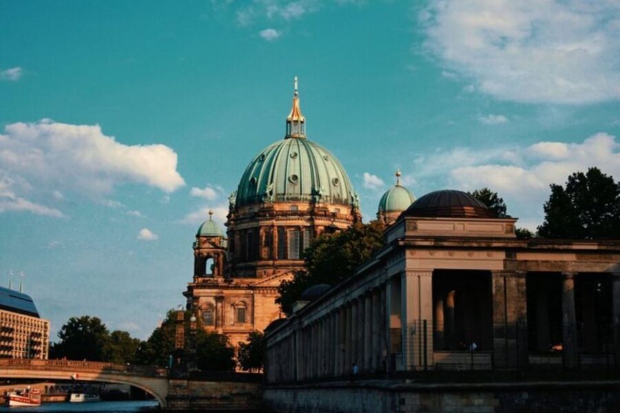 Private custom tour with a local guide Berlin - Walking pace and real-life practicalities