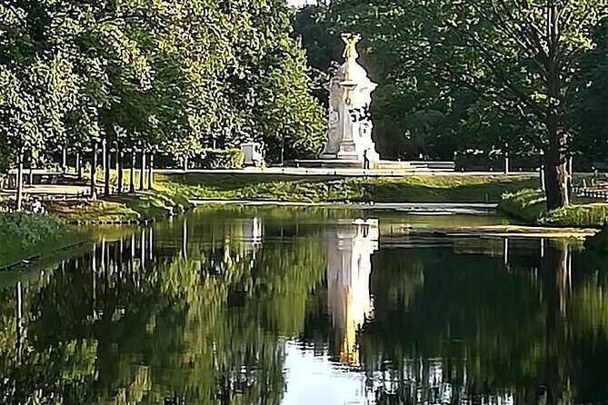 Private Guide Up to Group 6 - ONE Rickshaw, (E)Bikes, E-Scooters - Führerbunker and the Holocaust Memorial: places that feel heavy