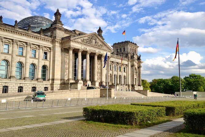 Private Taxi Tour City East & West History and Architecture 3-4h - Tiergarten, Waterways, Embassies, and the Cold-War Machine Room