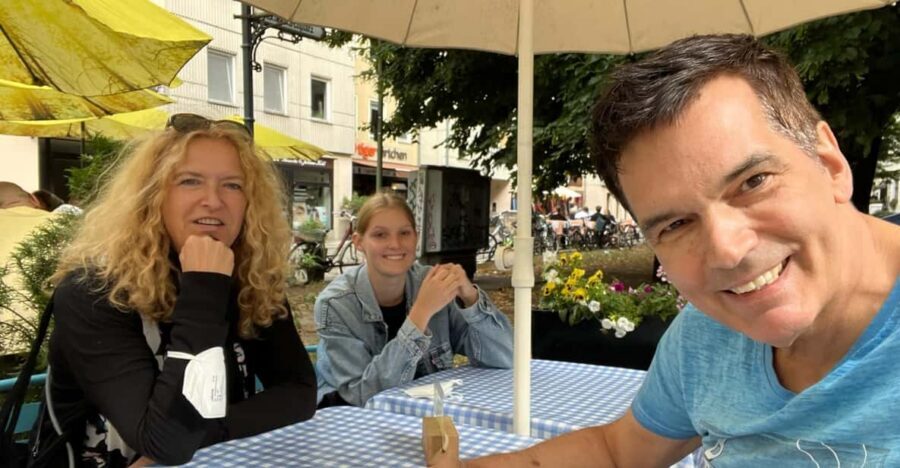 Private Taxi Tour through Berlin Extended & Relaxed ca 6-8h - The Brandenburg Gate, Checkpoint Charlie, and Wall walk-offs