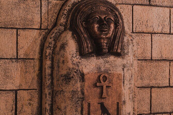 Private Tutankhamun's Tomb Live Escape Room in Berlin - The real story hook: a pyramid hall and a countdown mood