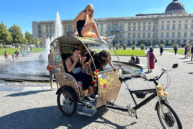 Rickshaw Tours Berlin - Groups of up to 16 people with several rickshaws - Checkpoint Charlie and Friedrichstraße: the border story made concrete