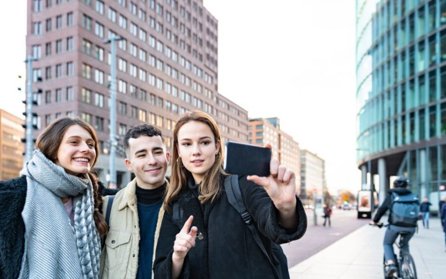 Scavenger Hunt through Berlin's Government District - Bellevue Palace and Victory Column: Where the View Becomes Part of the Game