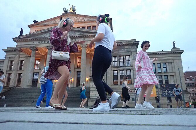 Silent disco through downtown Berlin with flash mobs - Meeting Under Unter den Linden at 9:00 pm