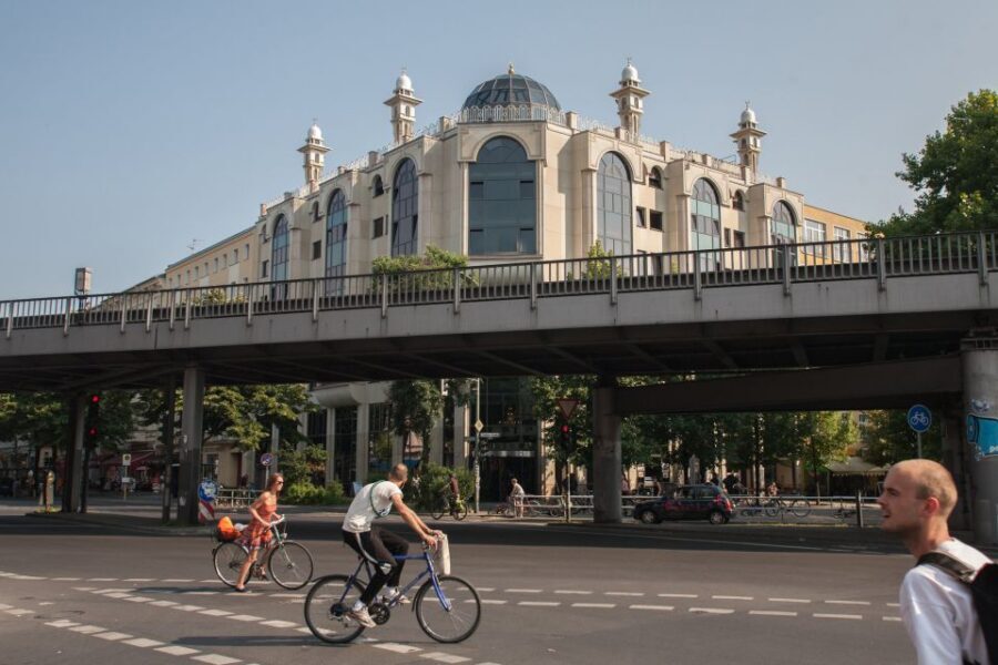 Small Group Tour: "Wild Kreuzberg" - Oranienhöfe Coffee Break + The Home for the Blind
