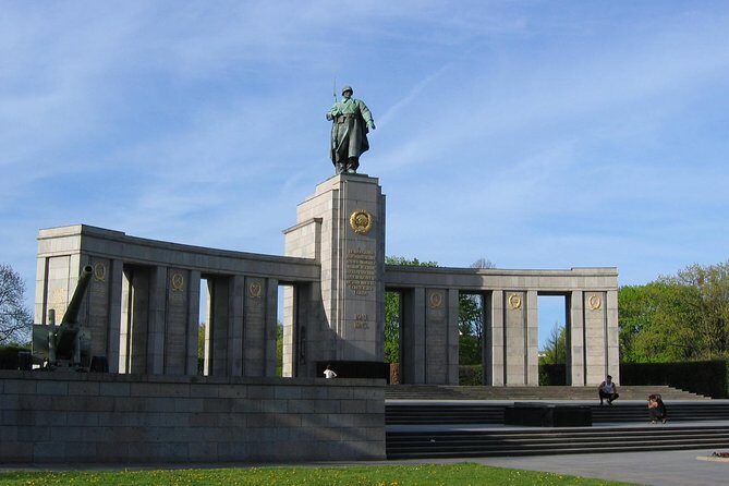 Tours & Sightseeing in English of Berlin, Potsdam and Sachsenhausen - The free CD with captioned photos: a souvenir you’ll actually use
