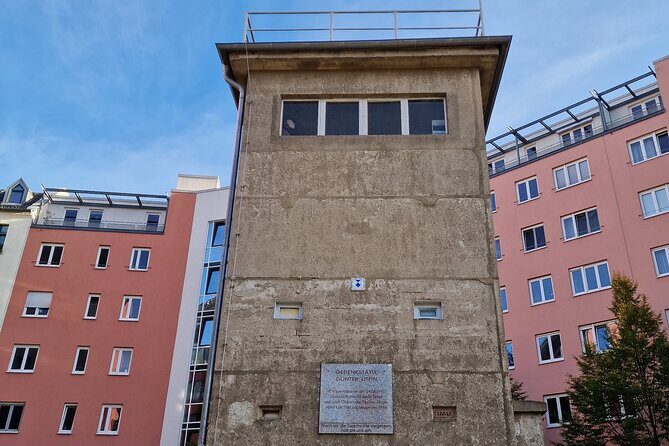Walking on the Wall: 3-Hour Tour in Berlin - Small-group English tour with a guide who tells the story in plain language