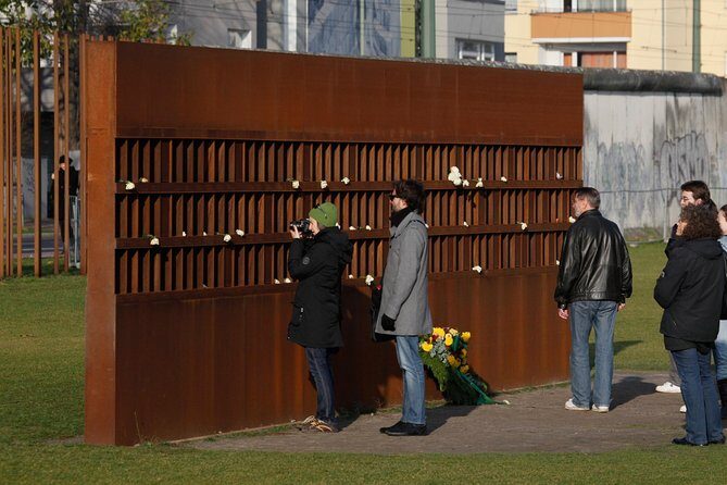 Wall Tour Berlin - Fates, Heroes & Love Stories - How the Wall went from words to construction in 1961