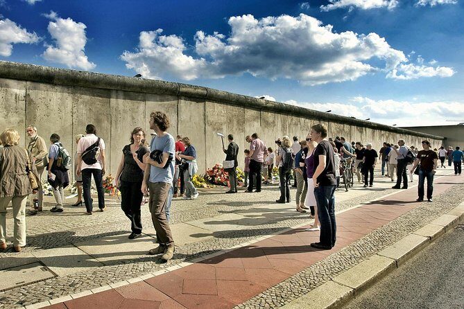 Wall Tour Berlin - Fates, Heroes & Love Stories - The memorial windows and the math of loss (with unknowns)
