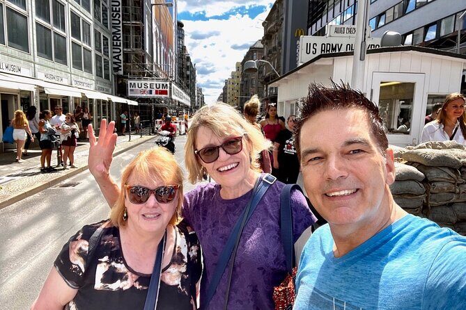 Welcome/Farewell SightseeingTaxi Tour +Transfer from/to the airport - Brandenburg Gate to Pariser Platz: Reunion Symbols, War Gaps, and Rebuilt Space